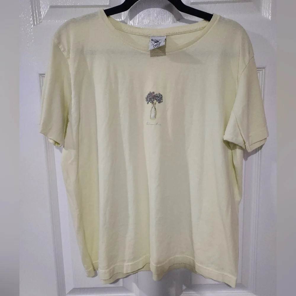 Vintage Columbia Yellow with Flowers in Vase Graphic Short Sleeve Shirt Size XL
